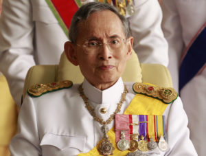 Thailand's King Bhumibol Adulyadej leaves the Siriraj Hospital for a ceremony at the Grand Palace in Bangkok December 5, 2010. King Bhumibol celebrates his 83rd birthday on Sunday.   REUTERS/Sukree Sukplang (THAILAND - Tags: ANNIVERSARY HEALTH ROYALS)